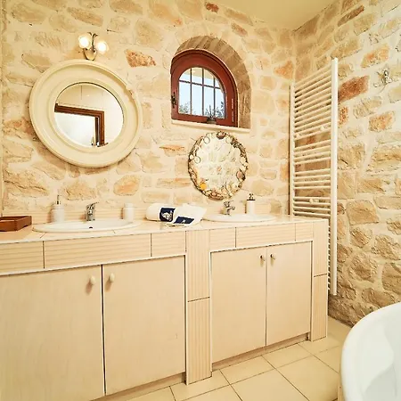Lila's Luxury * Akrotiri
