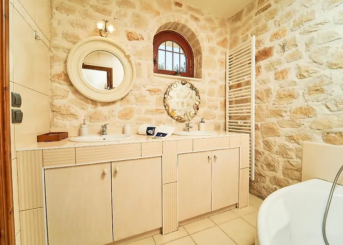 Lila's Luxury * Akrotiri